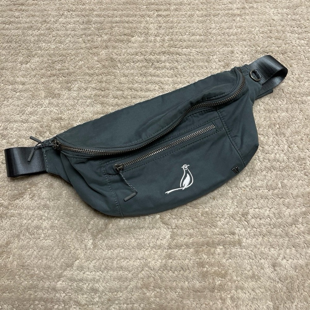 VUORI SLING bag in color smoked barrel